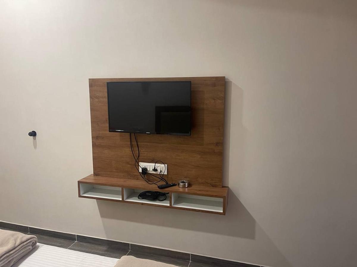 Hotel Nilkanth Navsari Eksteriør billede