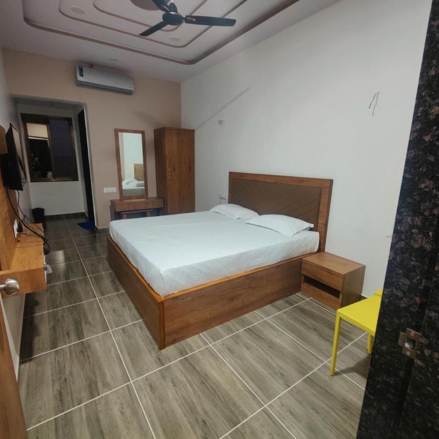 Hotel Nilkanth Navsari Eksteriør billede