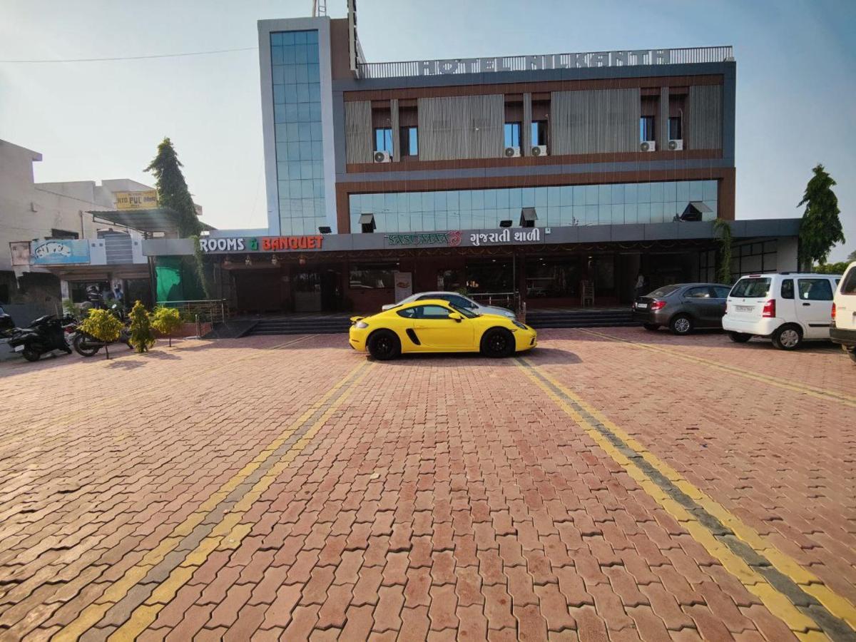 Hotel Nilkanth Navsari Eksteriør billede