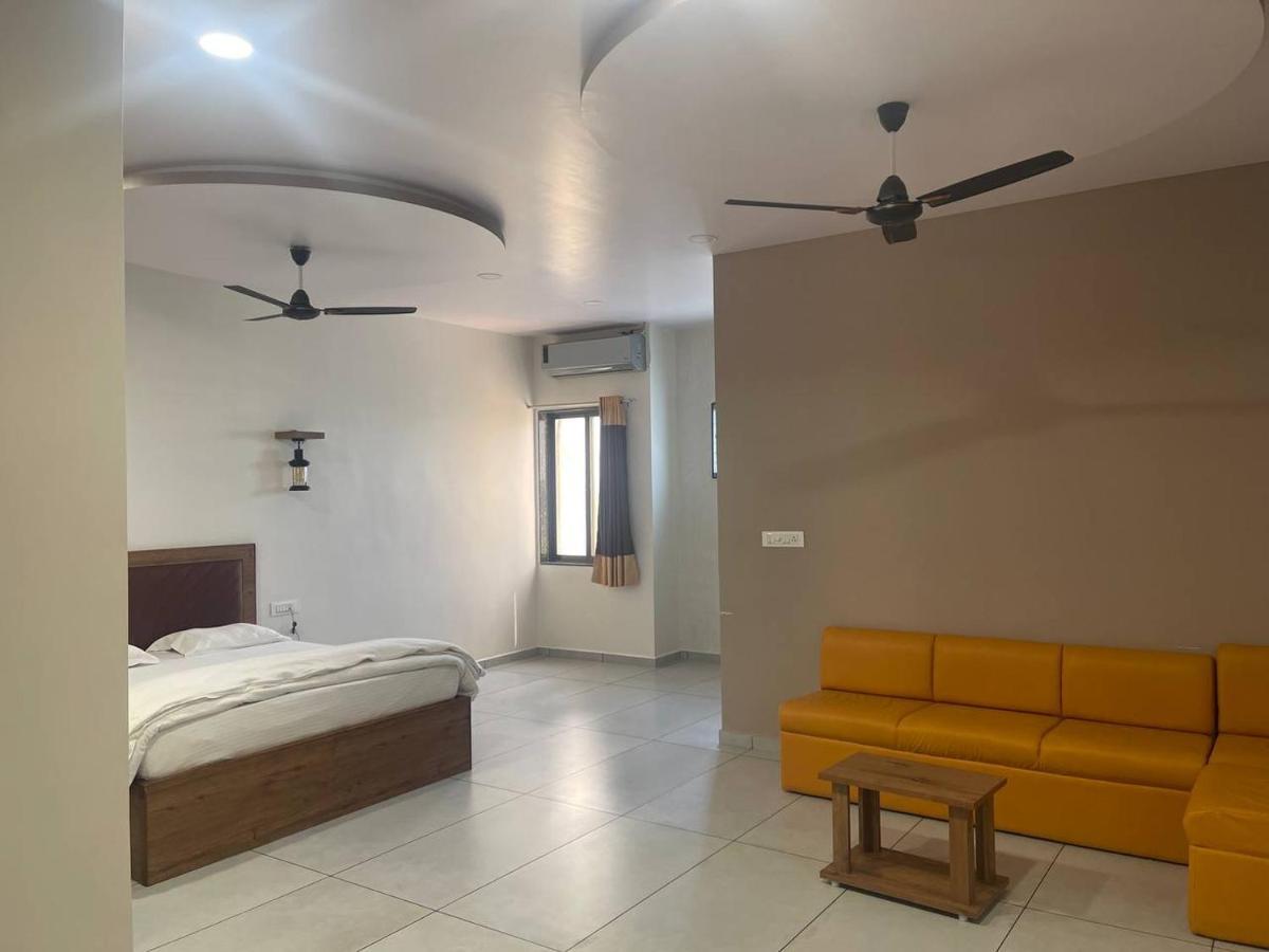 Hotel Nilkanth Navsari Eksteriør billede