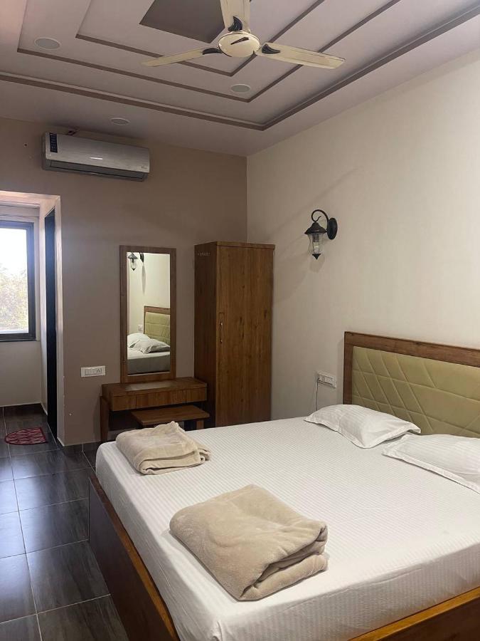 Hotel Nilkanth Navsari Eksteriør billede