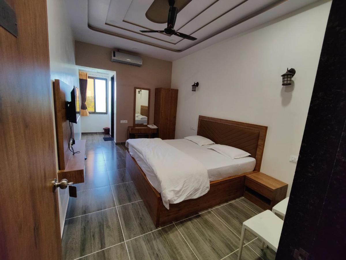Hotel Nilkanth Navsari Eksteriør billede