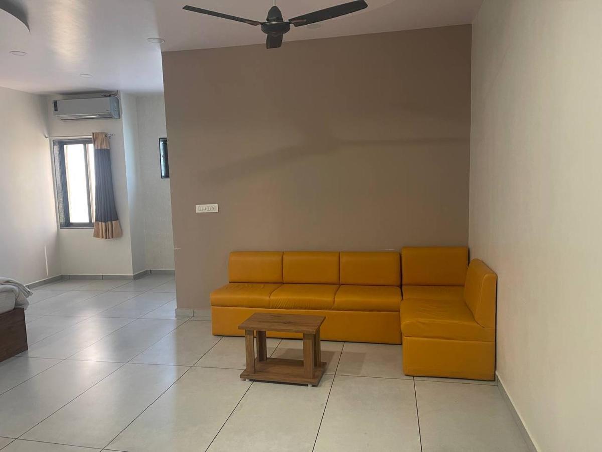 Hotel Nilkanth Navsari Eksteriør billede