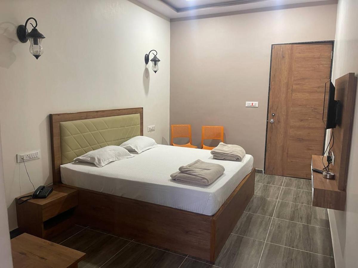 Hotel Nilkanth Navsari Eksteriør billede