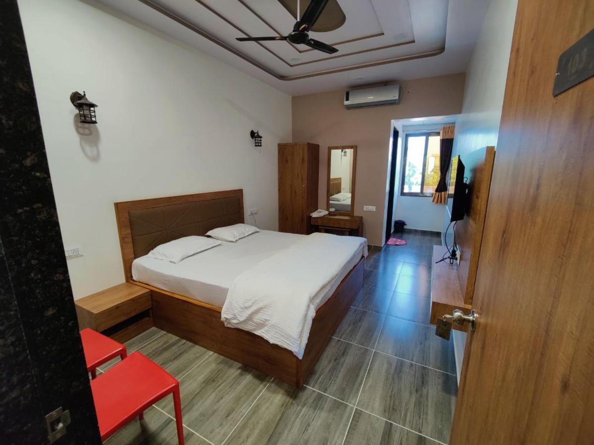 Hotel Nilkanth Navsari Eksteriør billede