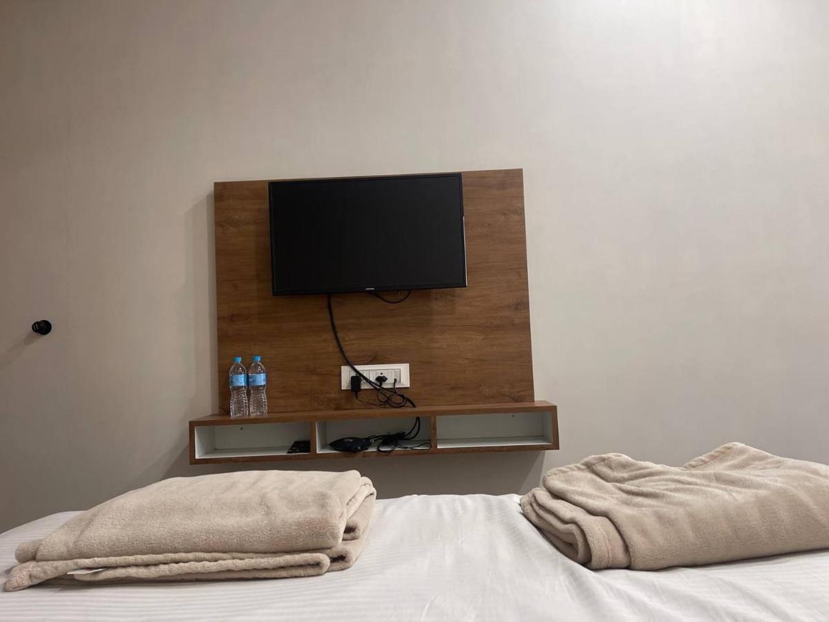 Hotel Nilkanth Navsari Eksteriør billede