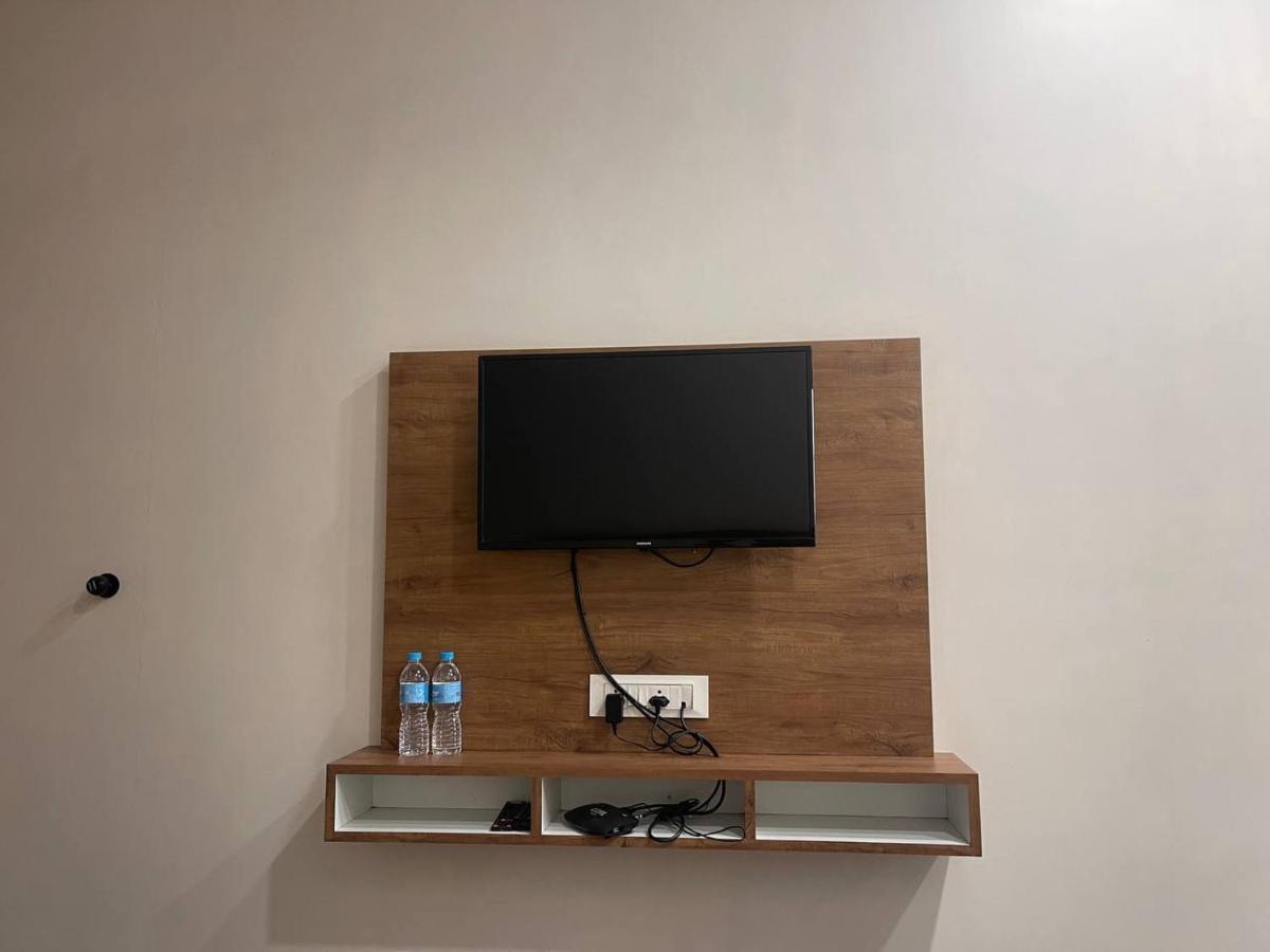 Hotel Nilkanth Navsari Eksteriør billede