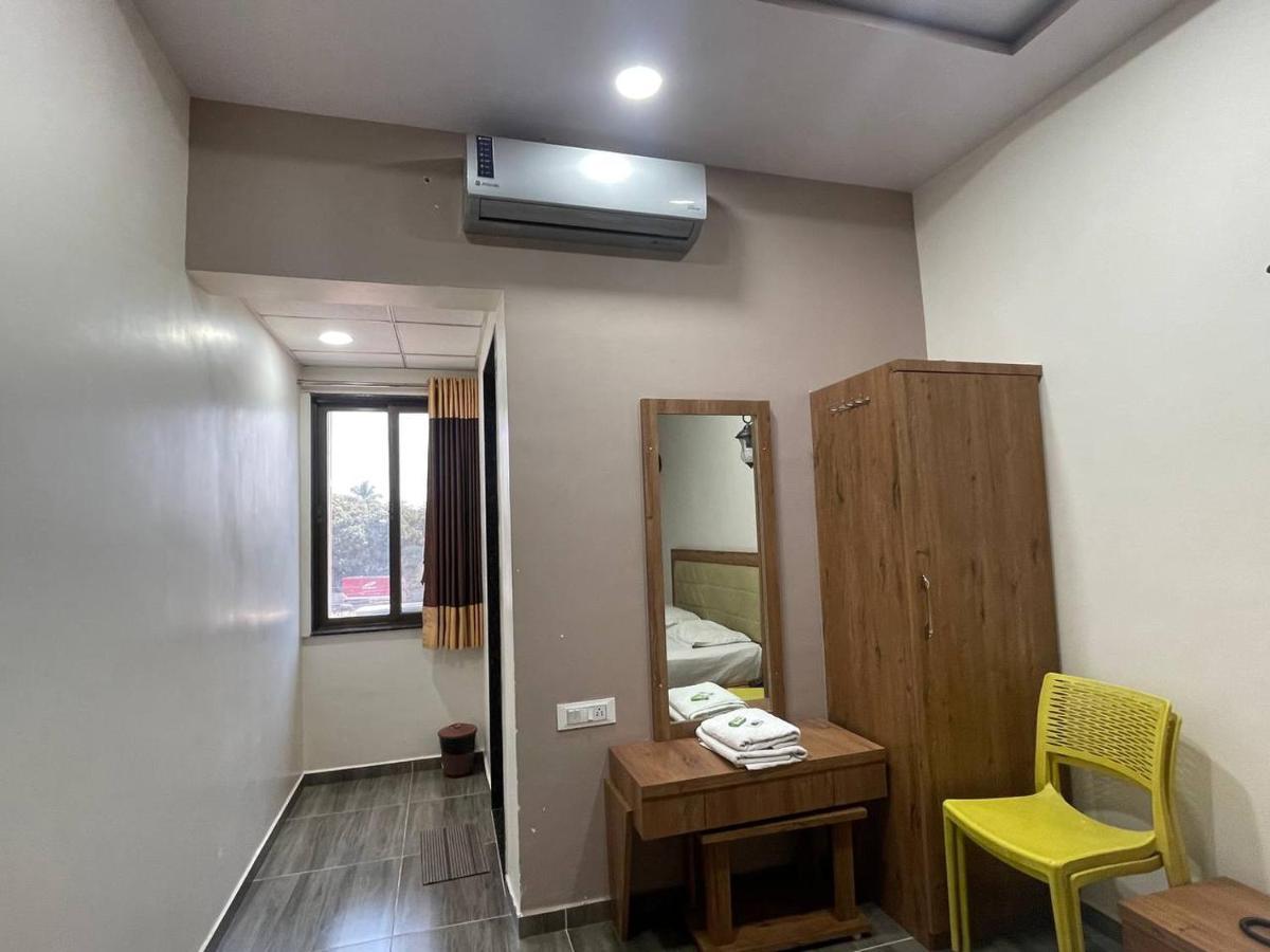Hotel Nilkanth Navsari Eksteriør billede