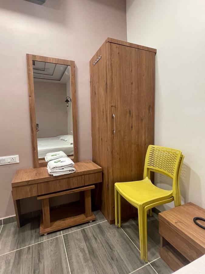 Hotel Nilkanth Navsari Eksteriør billede