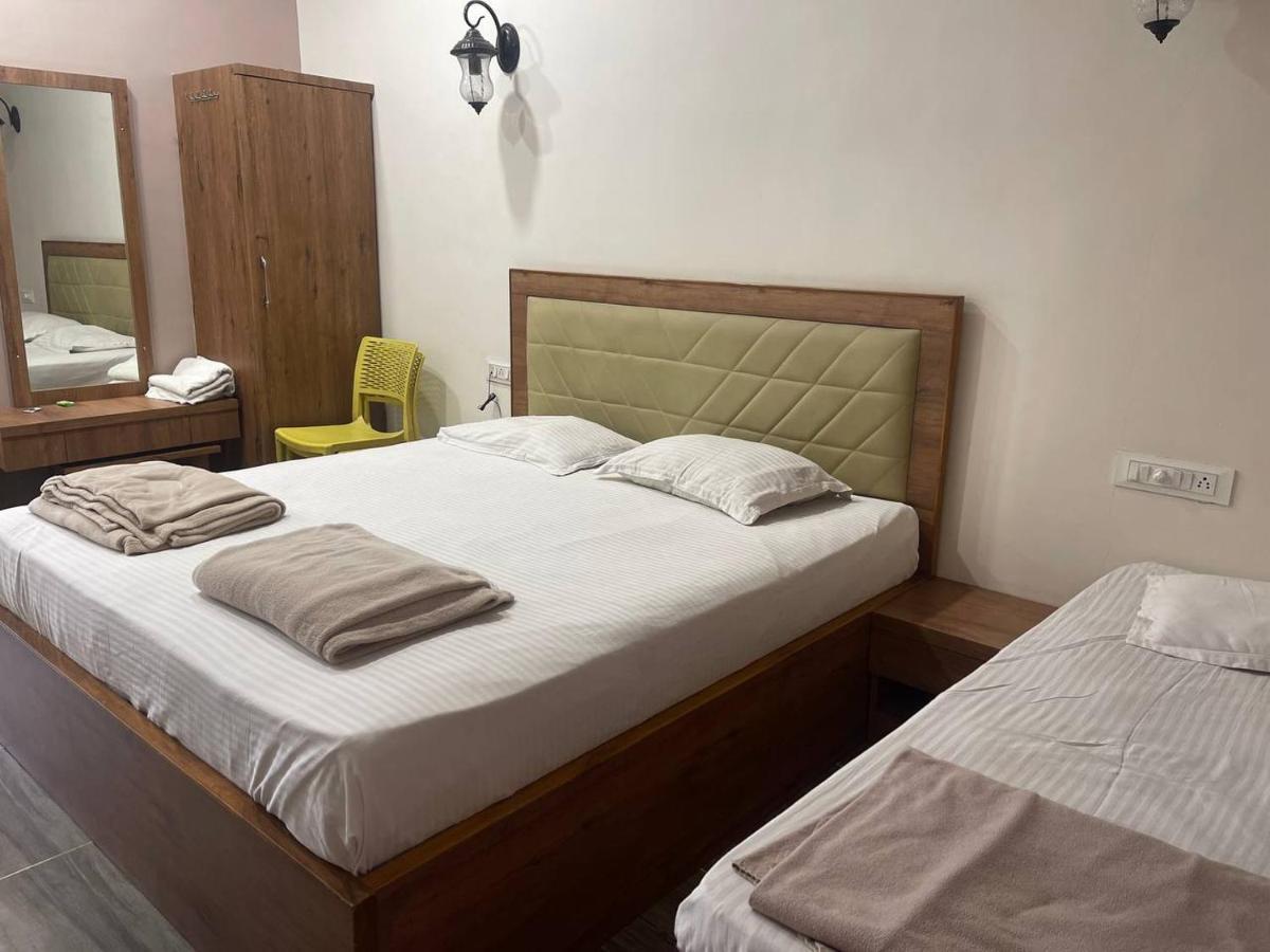 Hotel Nilkanth Navsari Eksteriør billede