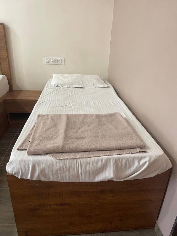 Hotel Nilkanth Navsari Eksteriør billede