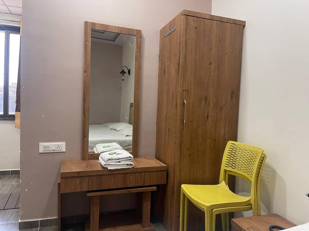 Hotel Nilkanth Navsari Eksteriør billede