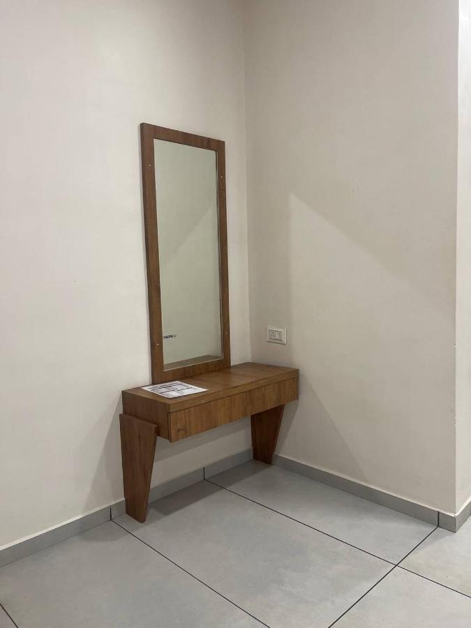 Hotel Nilkanth Navsari Eksteriør billede