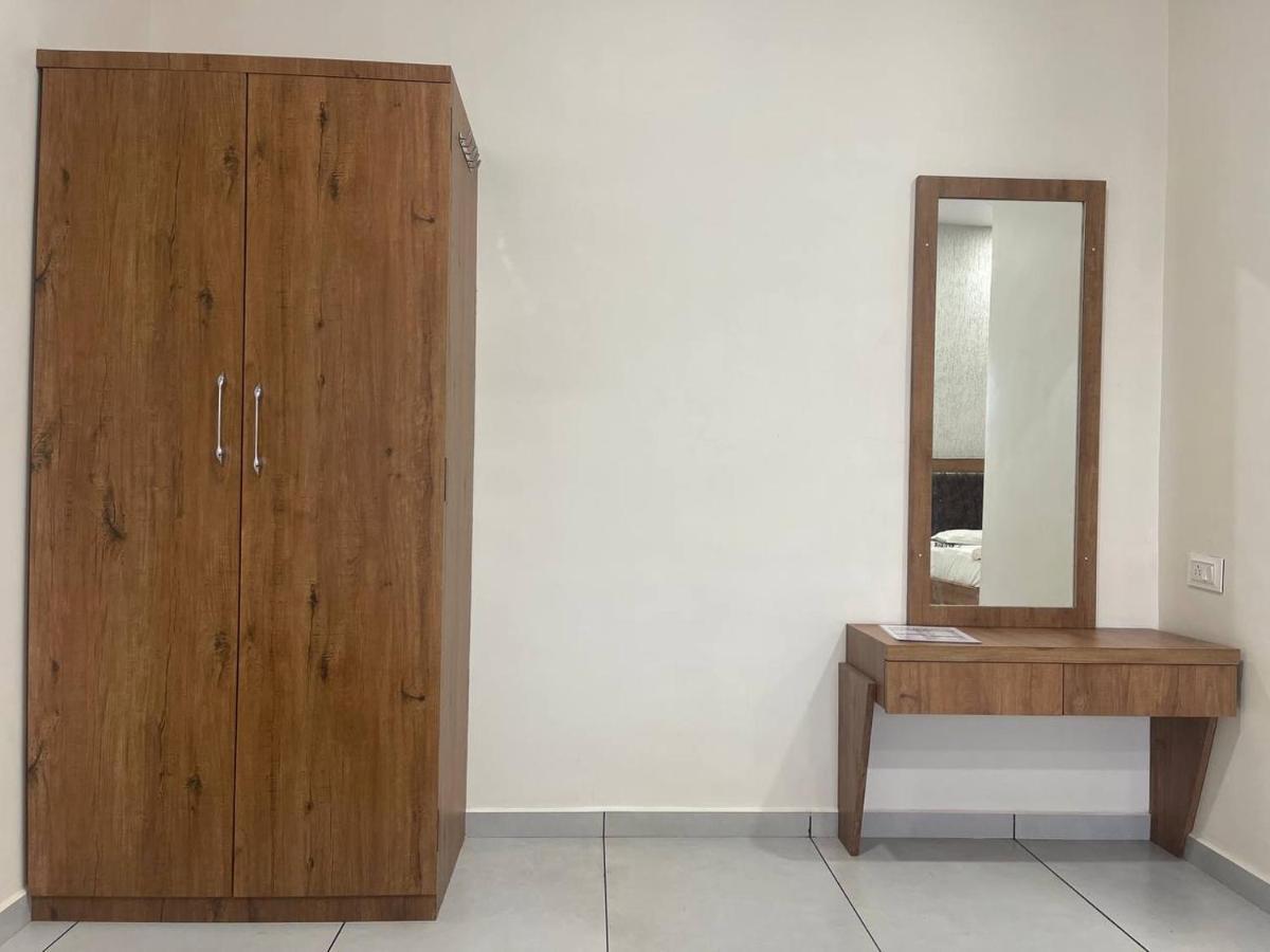 Hotel Nilkanth Navsari Eksteriør billede