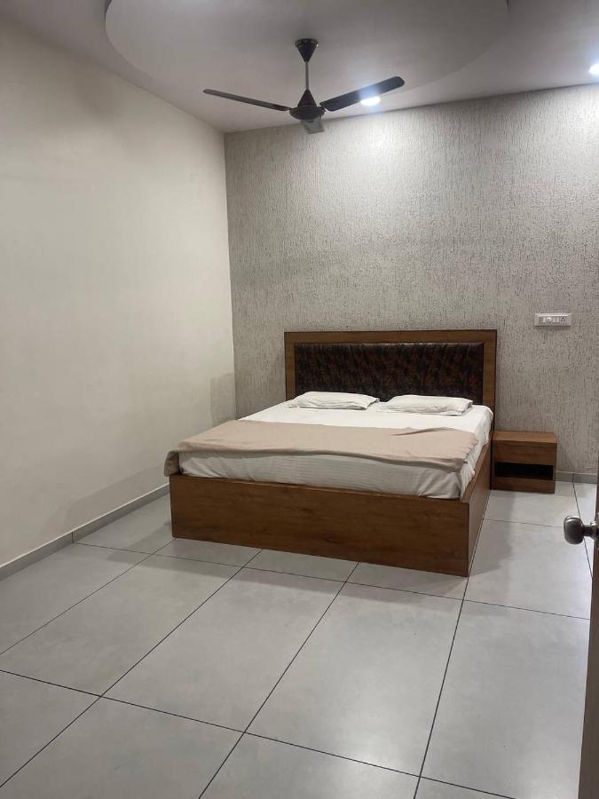 Hotel Nilkanth Navsari Eksteriør billede