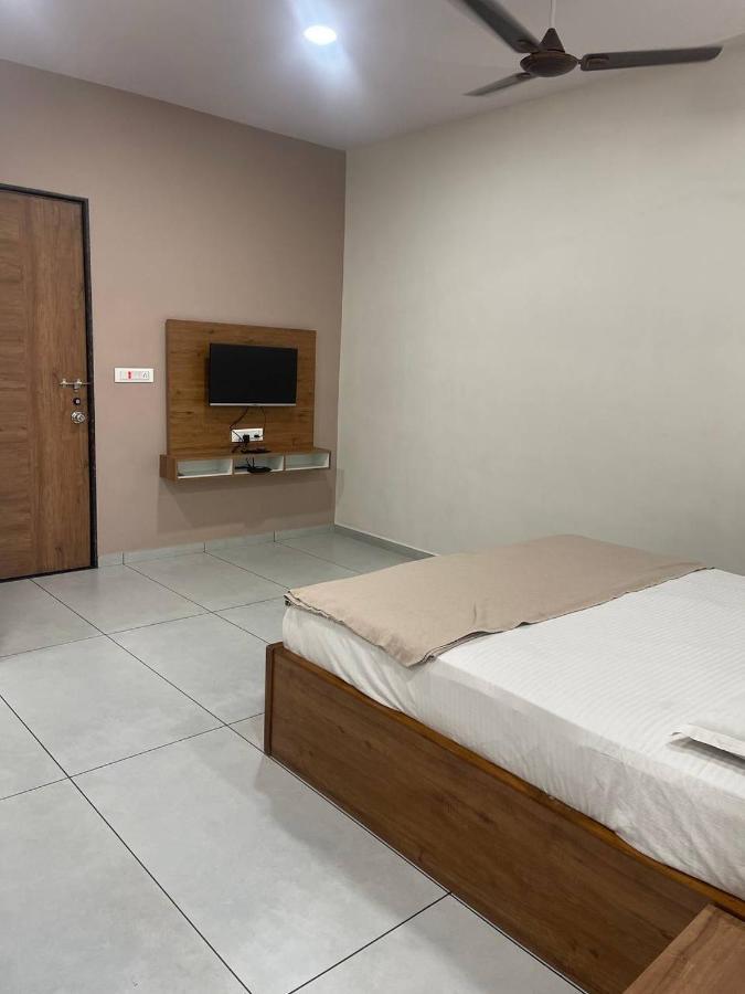 Hotel Nilkanth Navsari Eksteriør billede