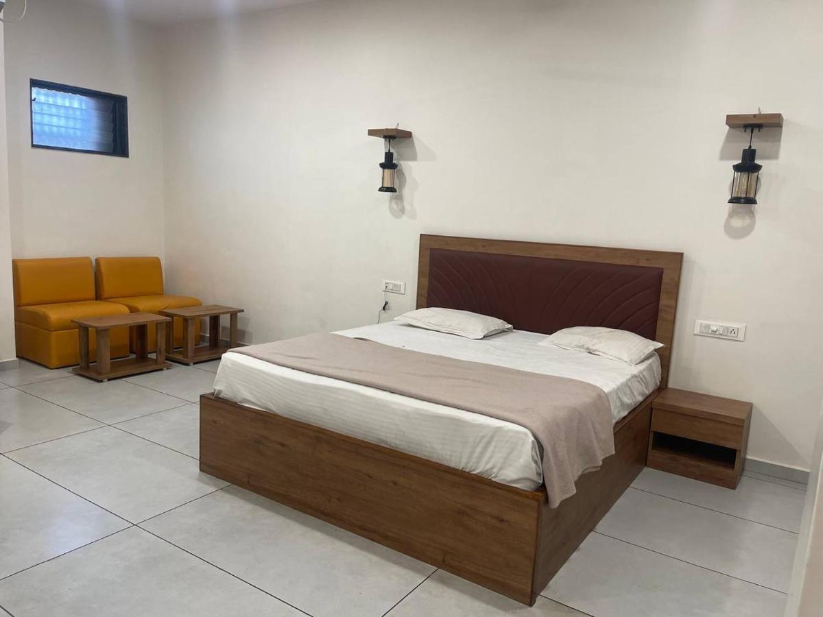 Hotel Nilkanth Navsari Eksteriør billede
